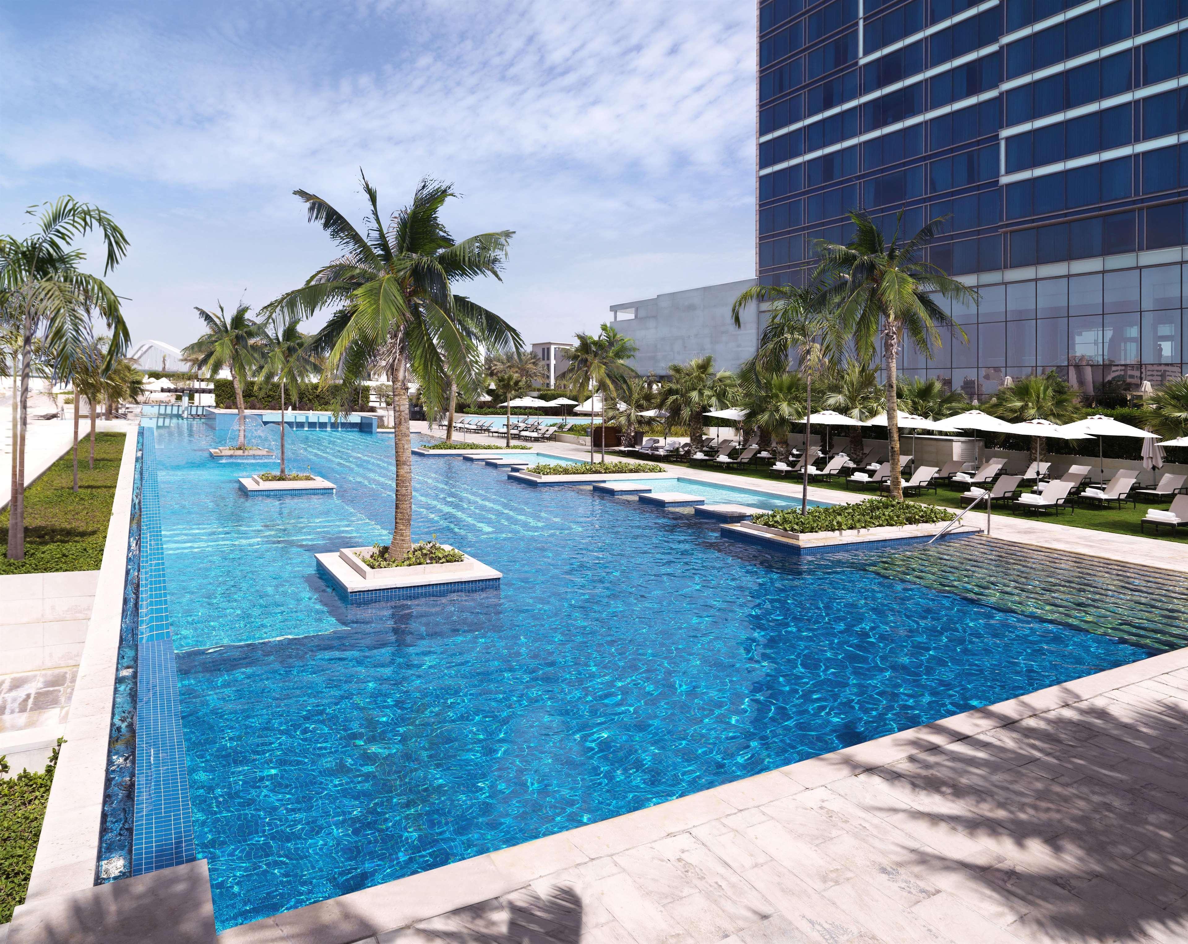 Fairmont Bab Al Bahr Hotel Абу Даби Екстериор снимка The swimming pool at the hotel