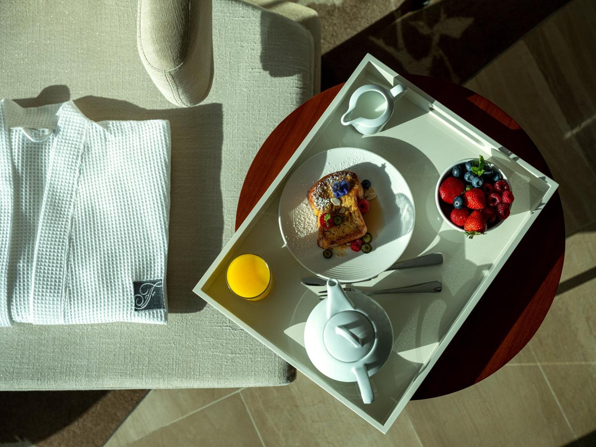 Fairmont Bab Al Bahr Hotel Абу Даби Екстериор снимка Room service