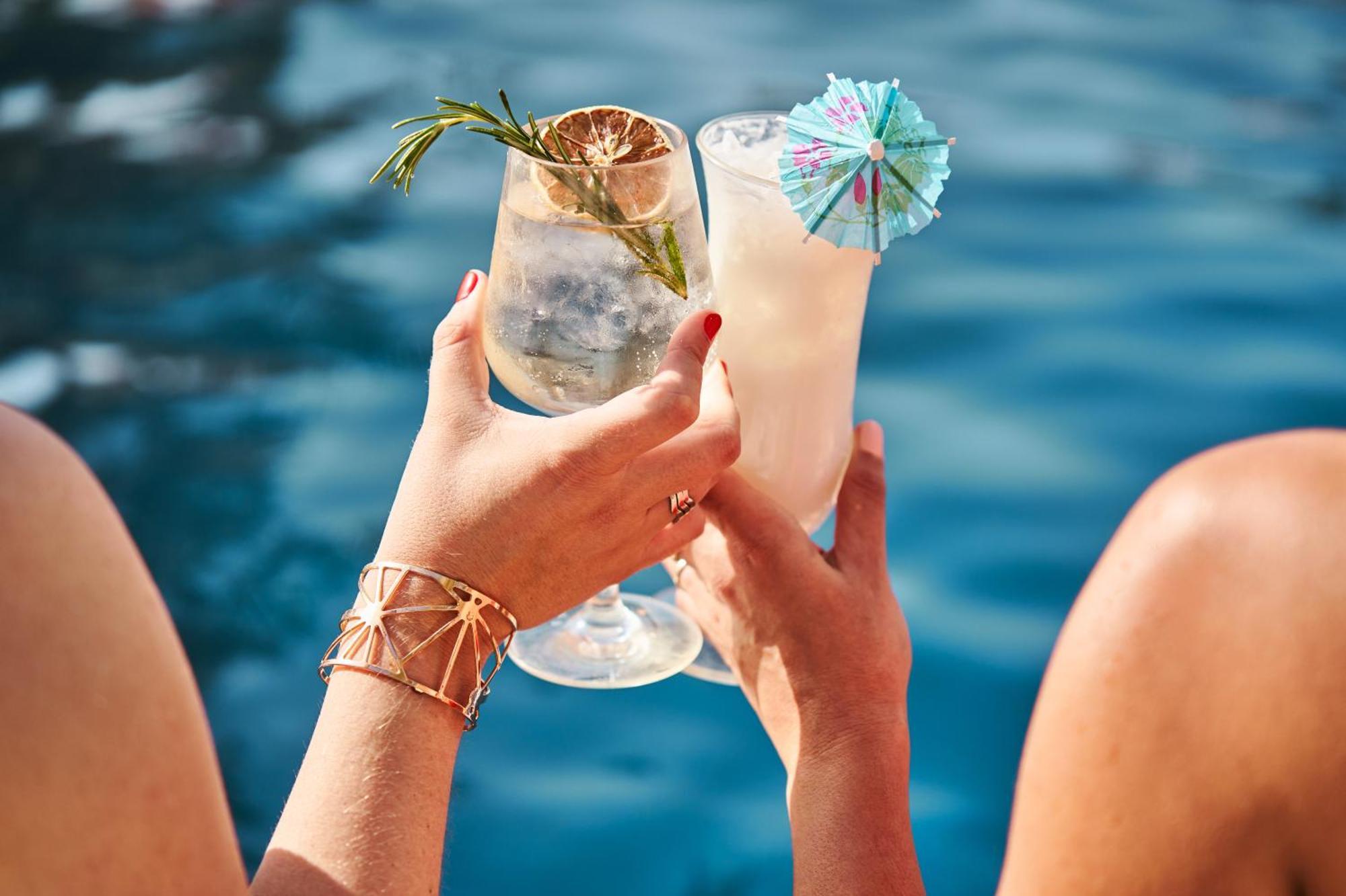 Fairmont Bab Al Bahr Hotel Абу Даби Екстериор снимка A couple of cocktails