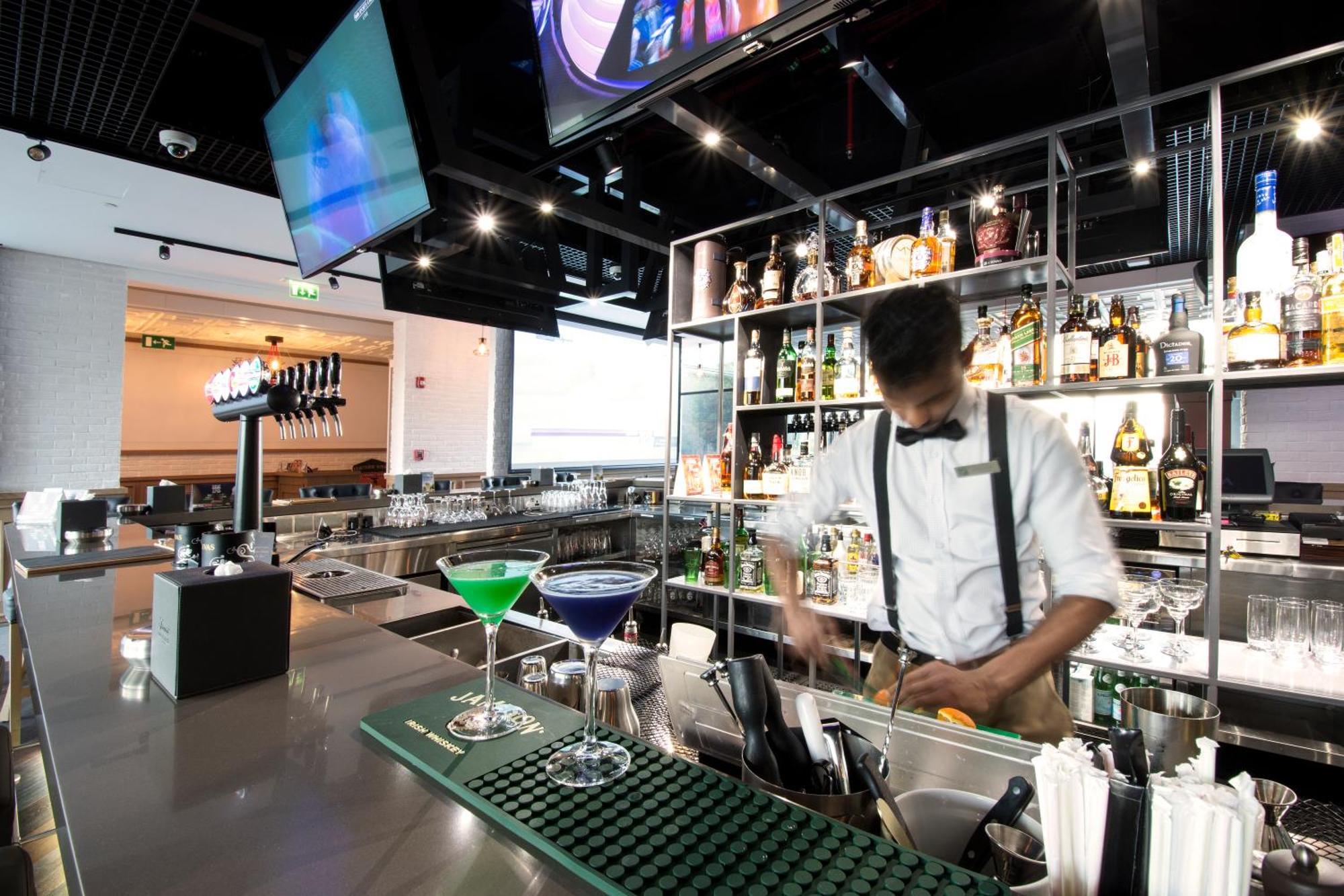 Fairmont Bab Al Bahr Hotel Абу Даби Екстериор снимка The bar at the 101 lounge