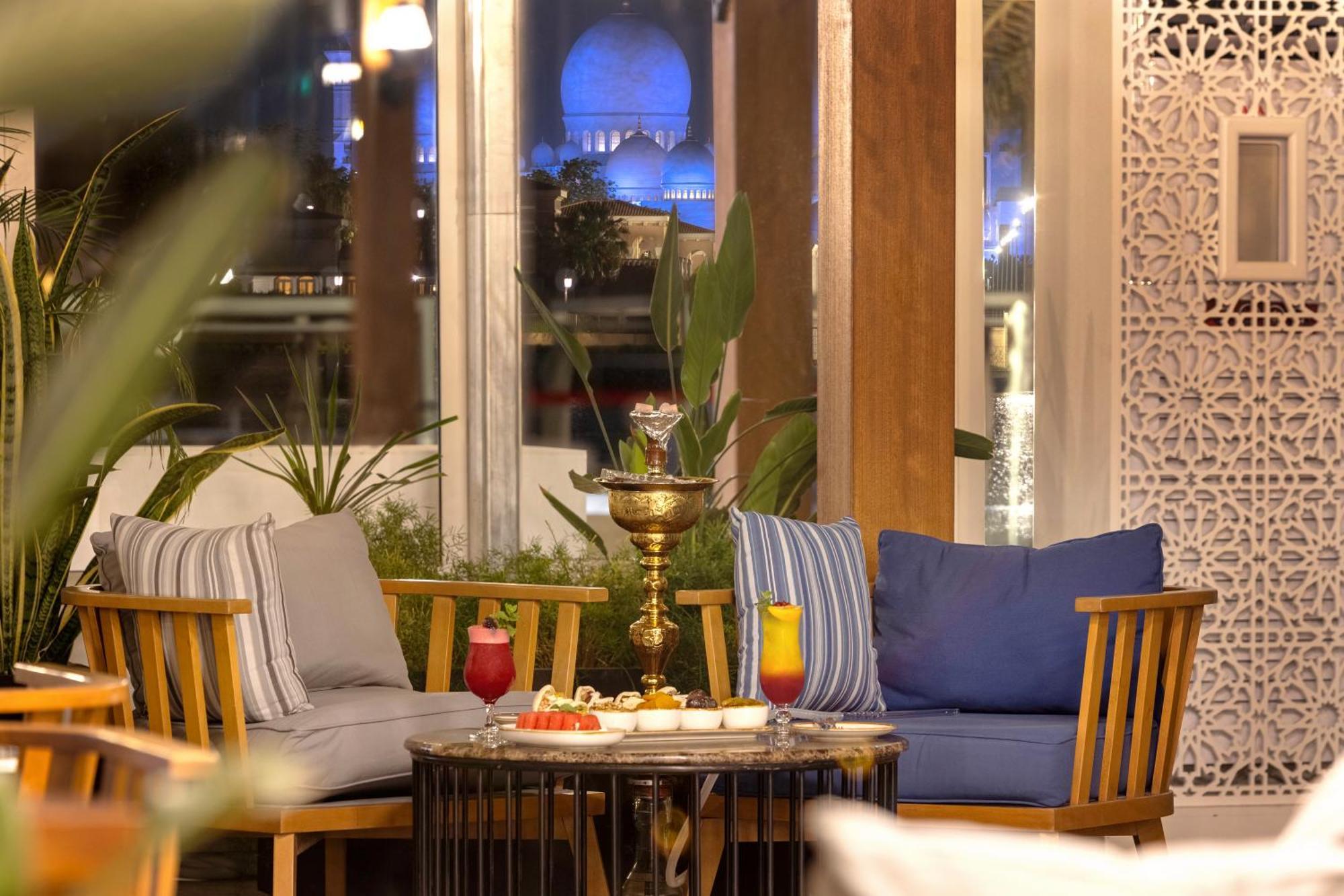 Fairmont Bab Al Bahr Hotel Абу Даби Екстериор снимка The lounge at the airport