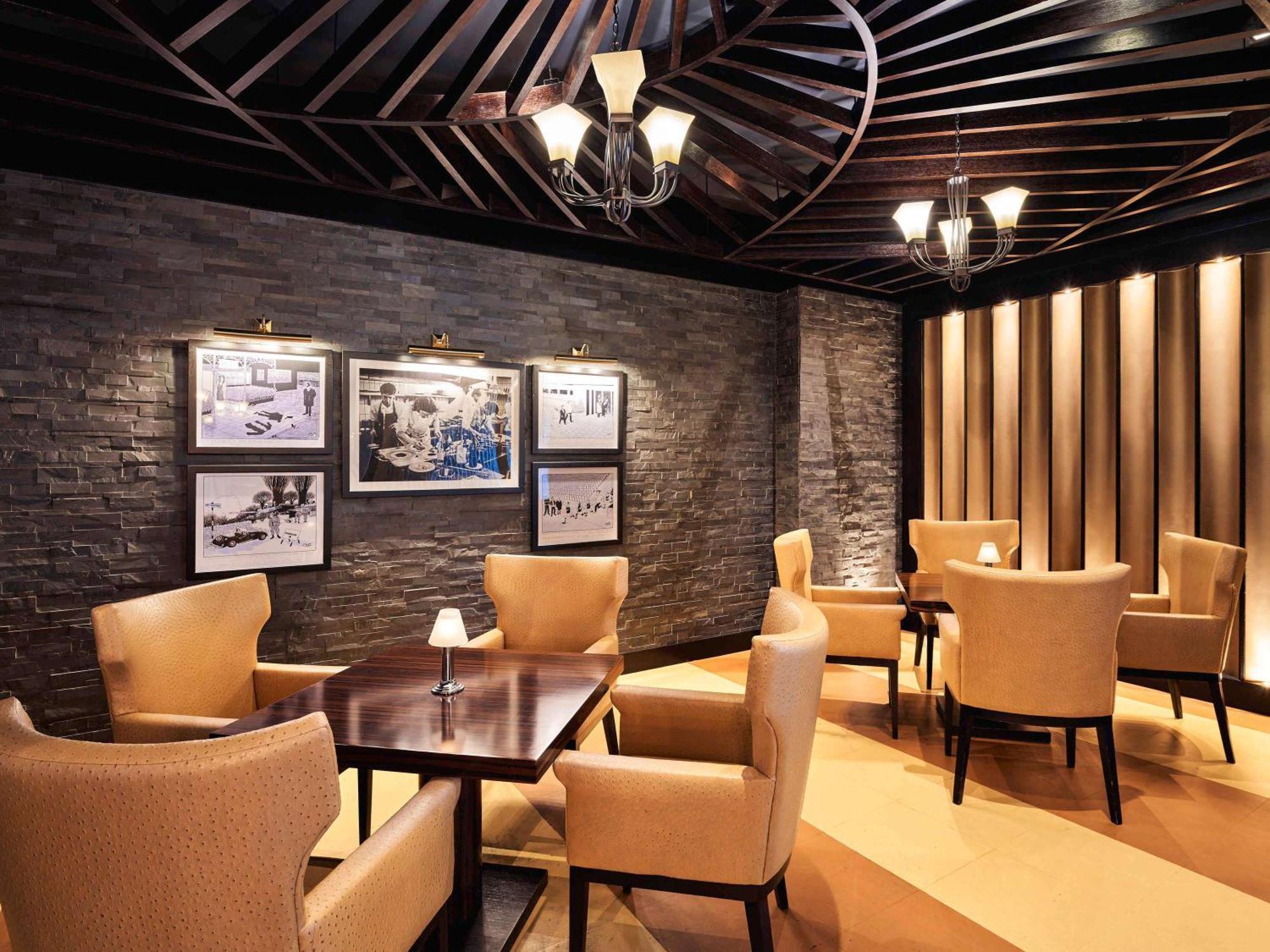 Fairmont Bab Al Bahr Hotel Абу Даби Екстериор снимка The Club lounge at Hong Kong International Airport