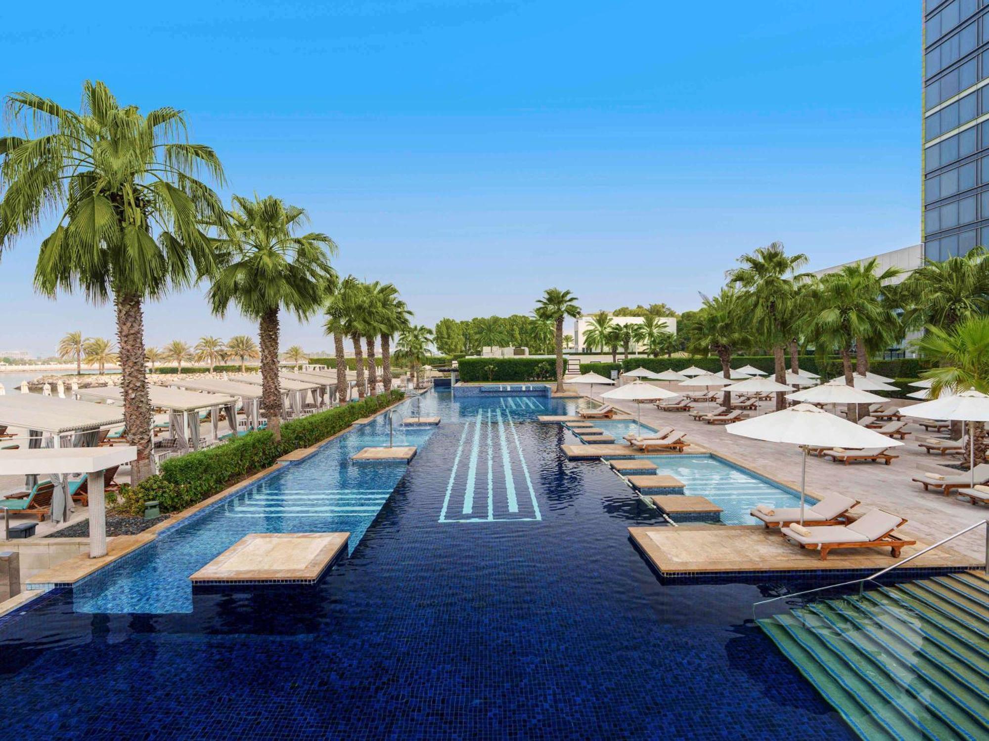 Fairmont Bab Al Bahr Hotel Абу Даби Екстериор снимка The swimming pool at the hotel