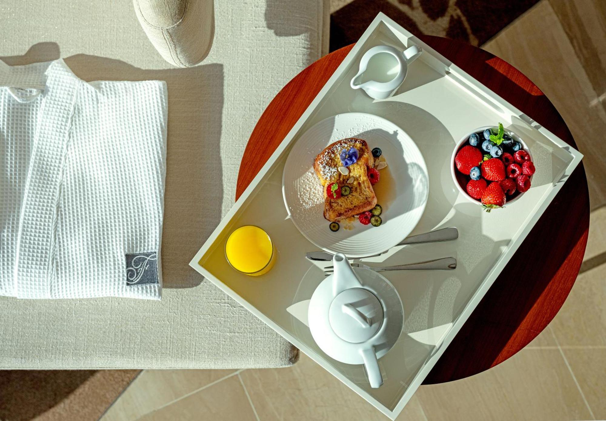 Fairmont Bab Al Bahr Hotel Абу Даби Екстериор снимка Room service
