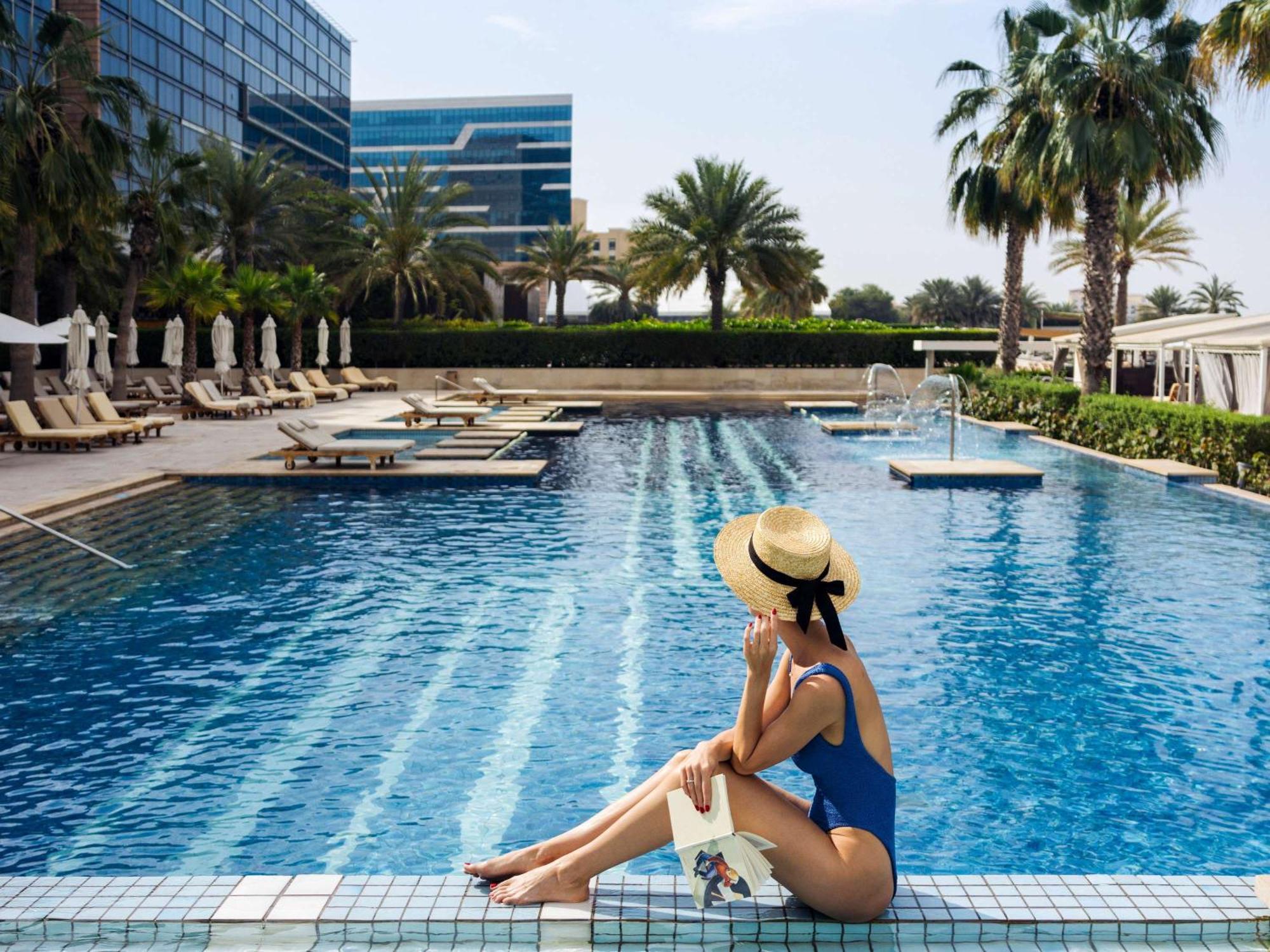 Fairmont Bab Al Bahr Hotel Абу Даби Екстериор снимка A woman sunbathing at a pool