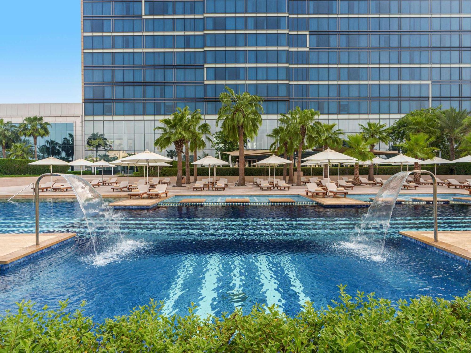 Fairmont Bab Al Bahr Hotel Абу Даби Екстериор снимка The swimming pool at the hotel