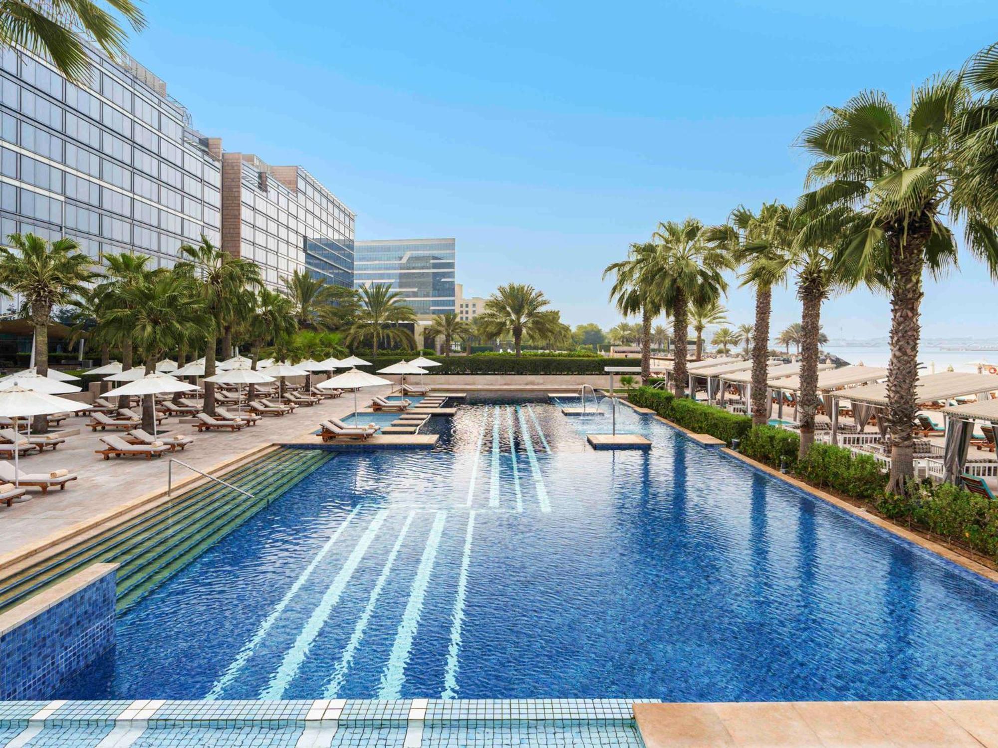 Fairmont Bab Al Bahr Hotel Абу Даби Екстериор снимка The pool at the Westin Dubai