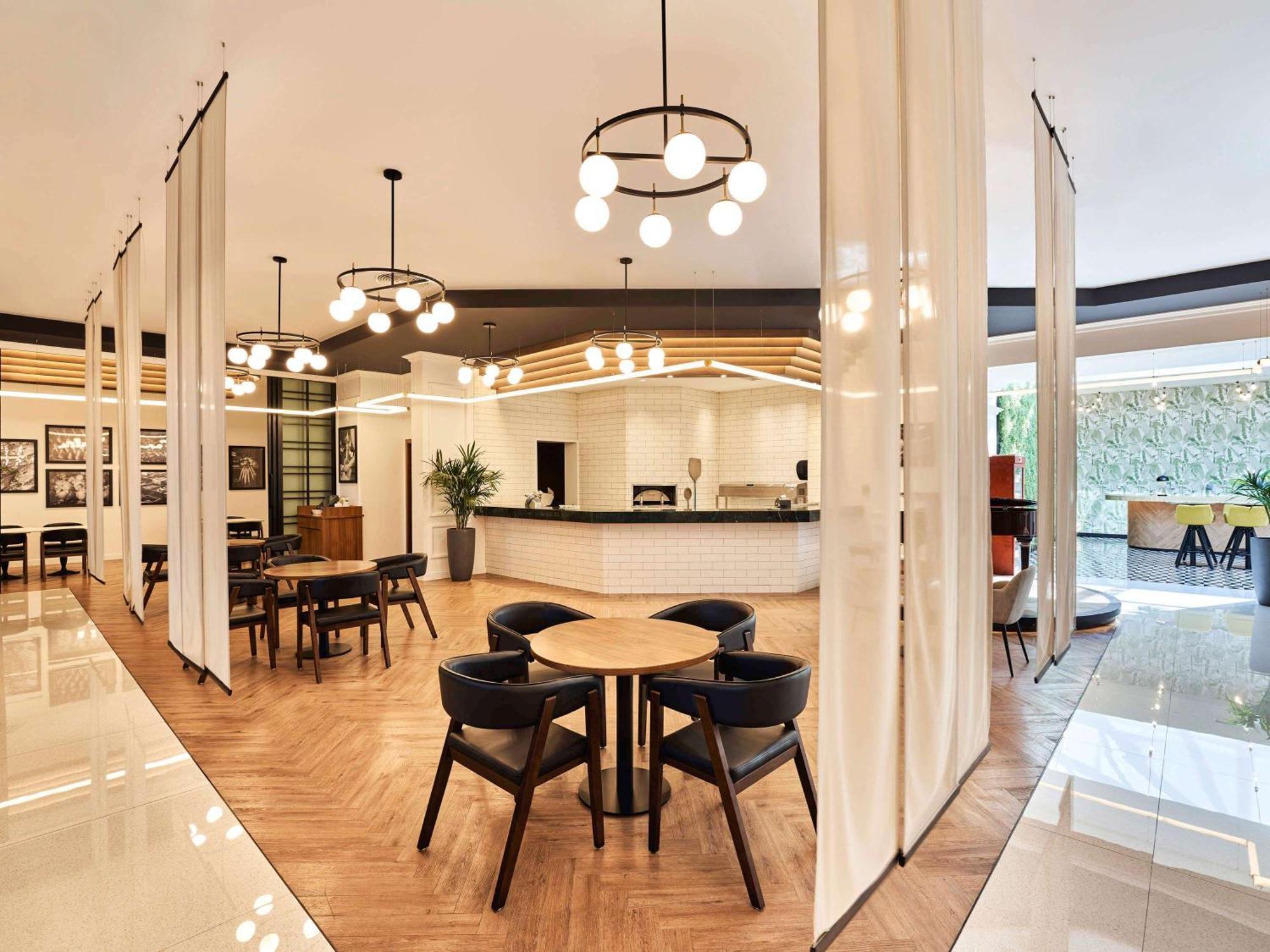 Fairmont Bab Al Bahr Hotel Абу Даби Екстериор снимка The interior of the library